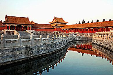 在《NBA®2K26》中争夺城市荣耀，成为篮球之王